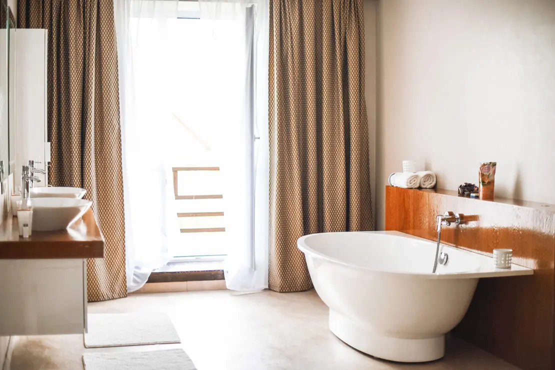 Salle de bain avec murs et sol en béton ciré beige à Libourne